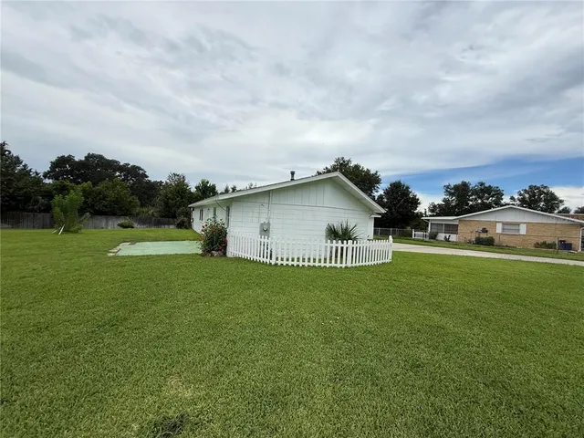 a view of a house with backyard and garden