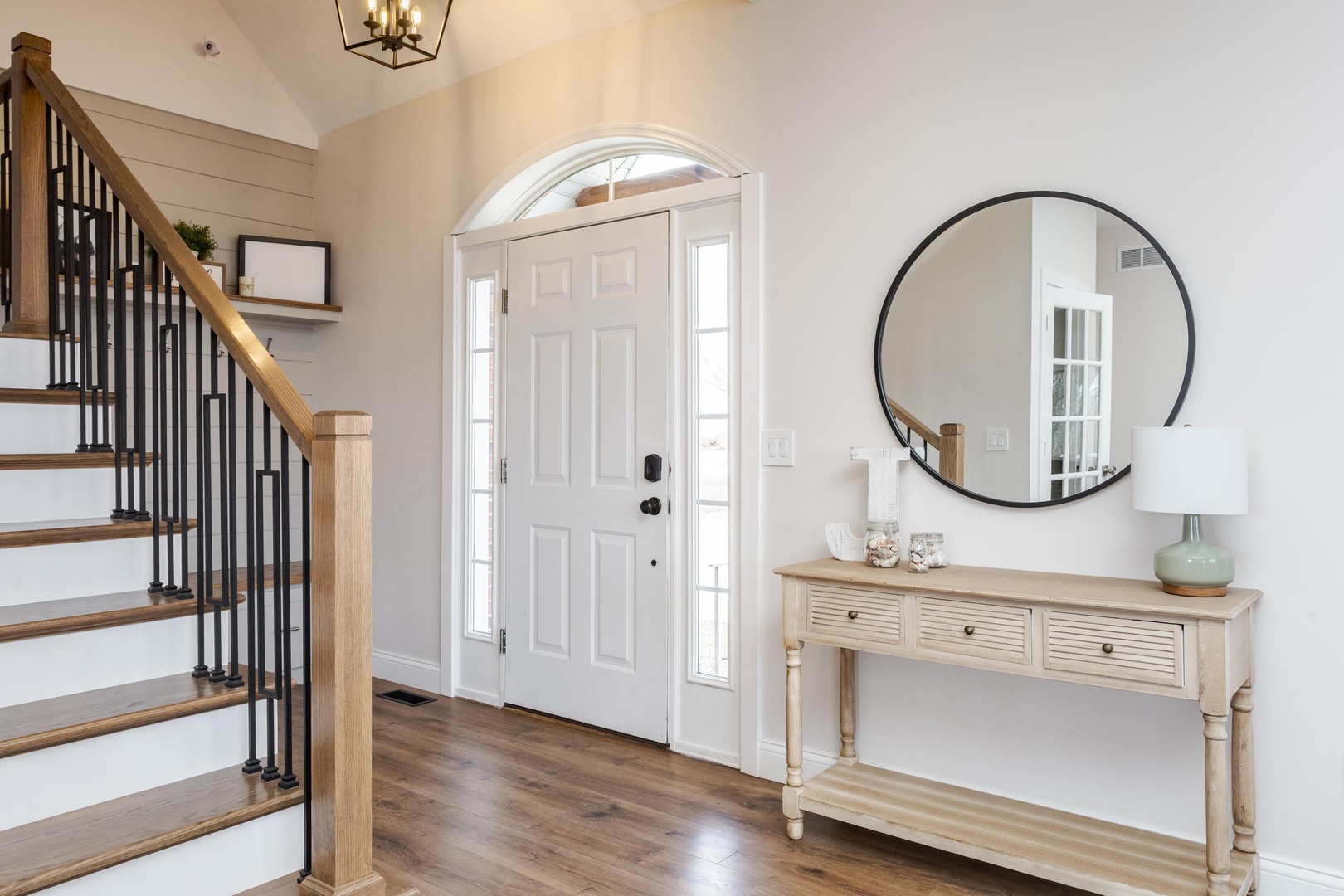 1651 North 2800 East Road Le Roy, IL 61752 - Photo 5 of 90 a view of an entryway with wooden floor and mirror