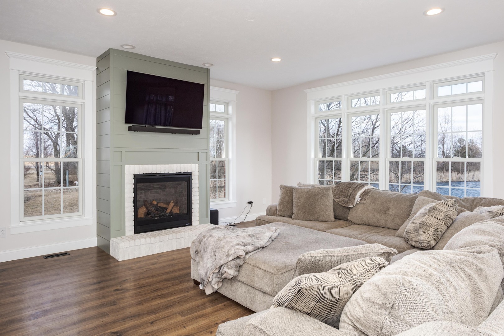 1651 North 2800 East Road Le Roy, IL 61752 - Photo 9 of 90 a living room with a large bed and a fireplace