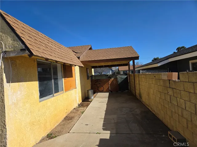 a view of a house with a backyard