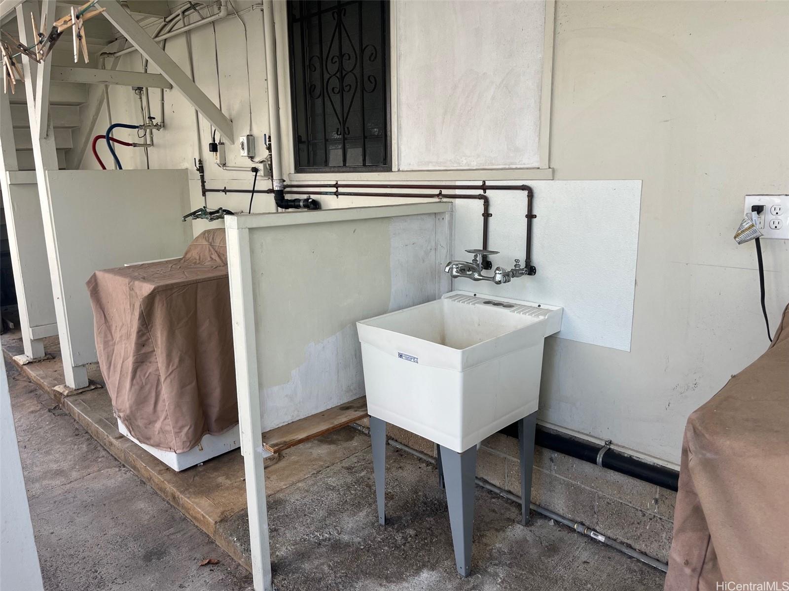 2153 Booth Road Honolulu, HI 96813 - Photo 18 of 18 a utility room with dryer and washer