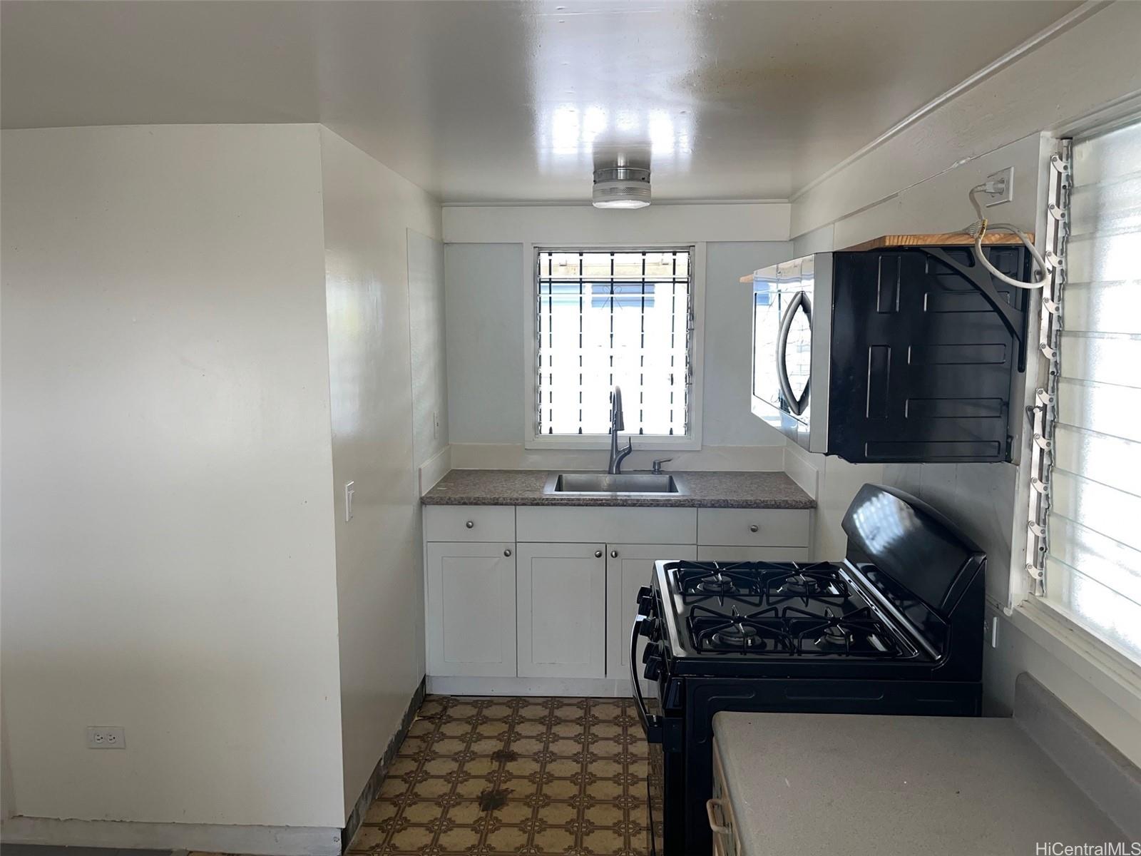 2153 Booth Road Honolulu, HI 96813 - Photo 10 of 18 a kitchen with a stove and a window
