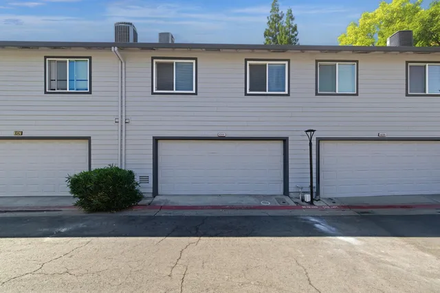 a view of yard with tree