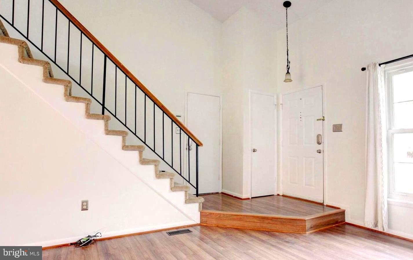 4777 Kelly Road Woodbridge, VA 22193 - Photo 5 of 20 Front Foyer