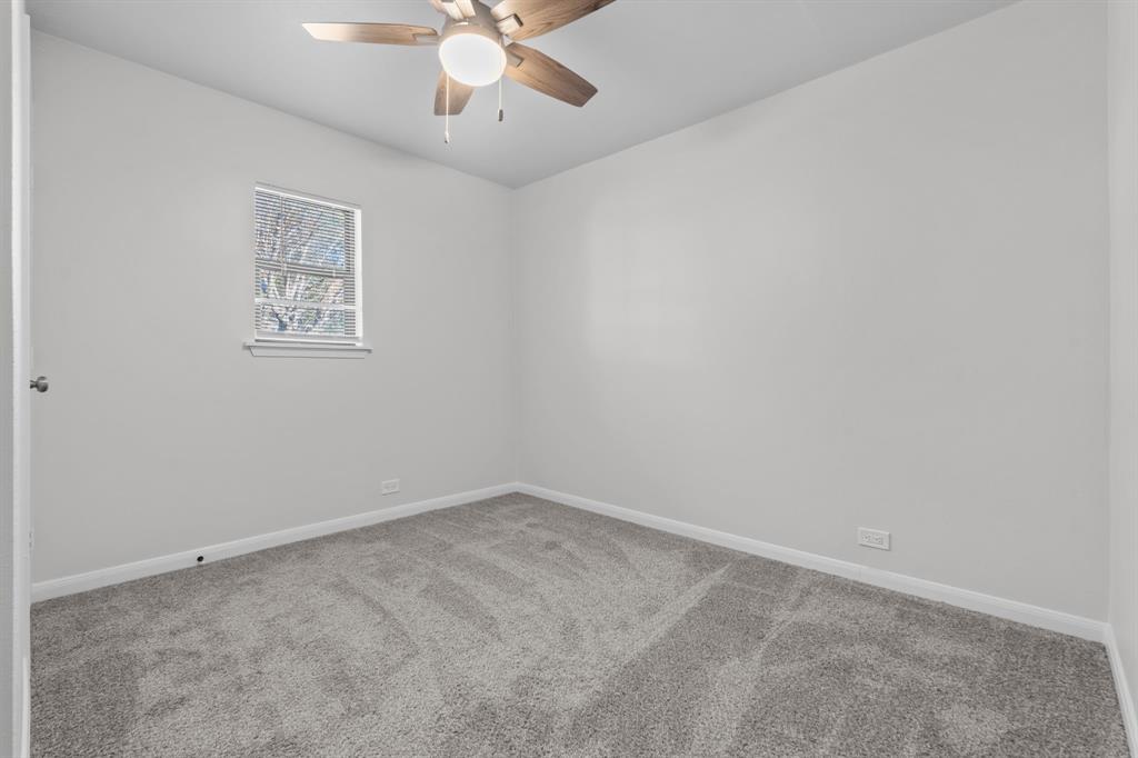 217 Clinton Drive Weatherford, TX 76086 - Photo 14 of 19 an empty room with a window and a ceiling fan