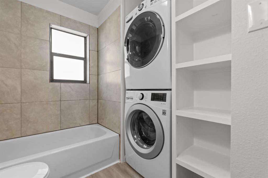 217 Clinton Drive Weatherford, TX 76086 - Photo 17 of 19 a utility room with dryer and washer