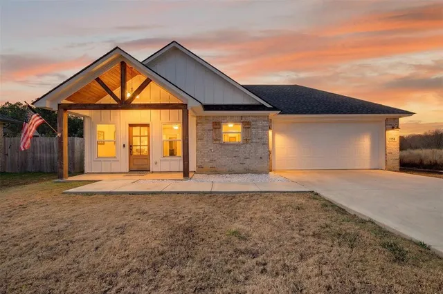 a view of front a house with a yard