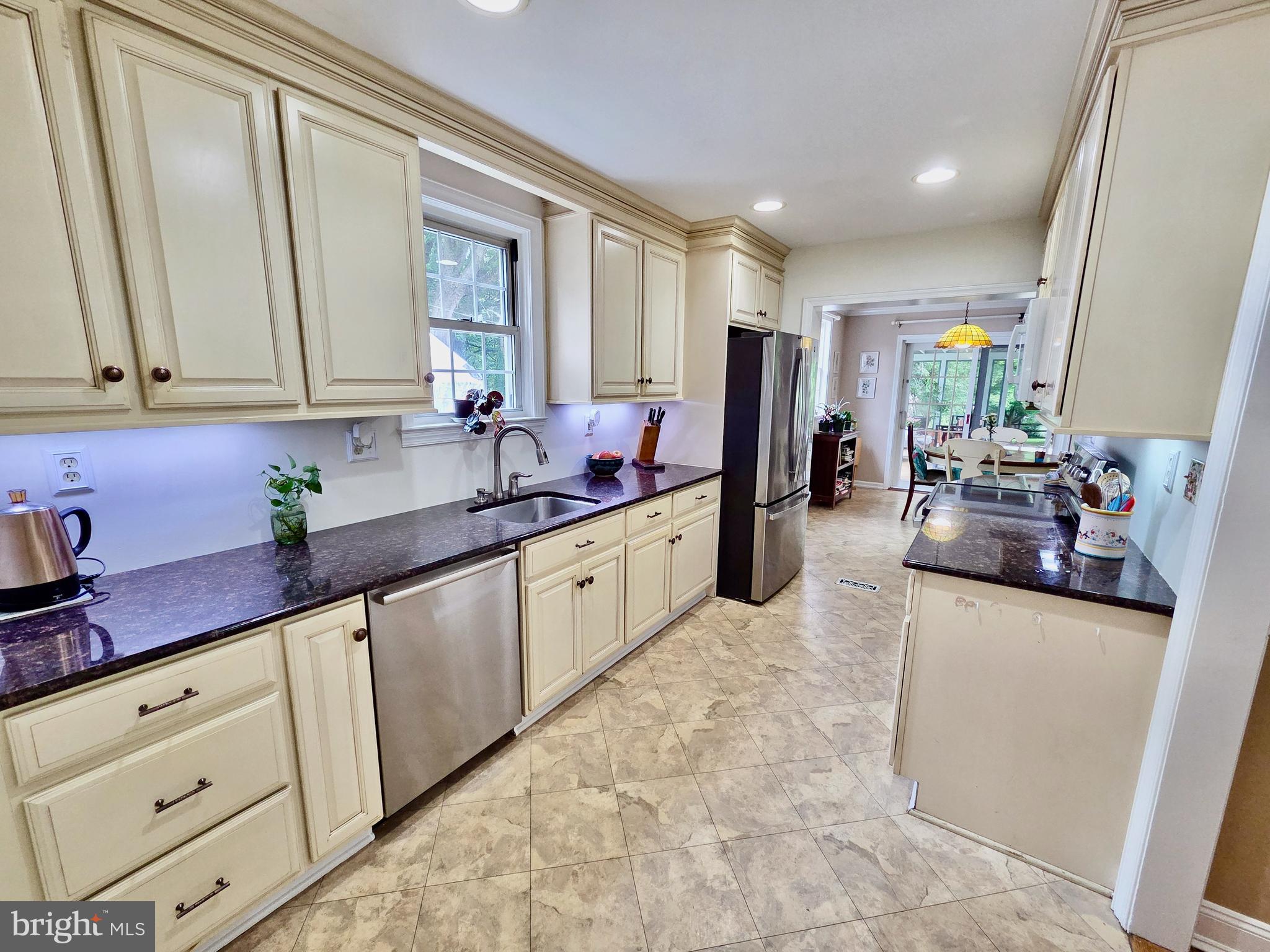 310 Butler Road Springfield, PA 19064 - Photo 11 of 36 Kitchen w Granite Countertops