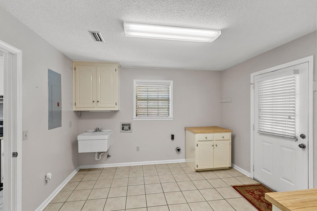 108 Prentice Court Dothan, AL 36305 - Photo 14 of 38 Laundry/Mud Room