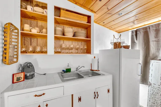 a picture of a bench in front of a building