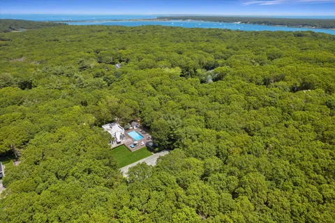 $3,295,000 | 2 Jodys Path, East Hampton, NY 11937