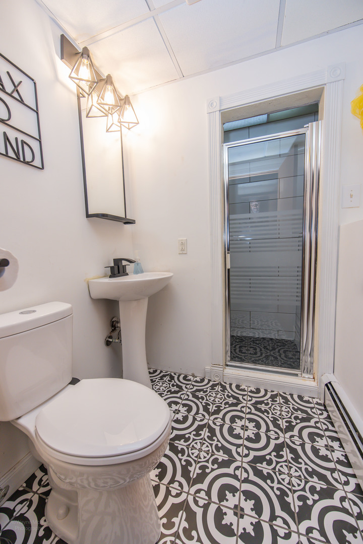 613 Westnedge Road Joliet, IL 60435 - Photo 22 of 33 a bathroom with a toilet and a shower