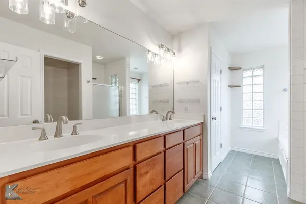 $2,650 | 3941 Ridgmar Lane, Abilene, TX 79606