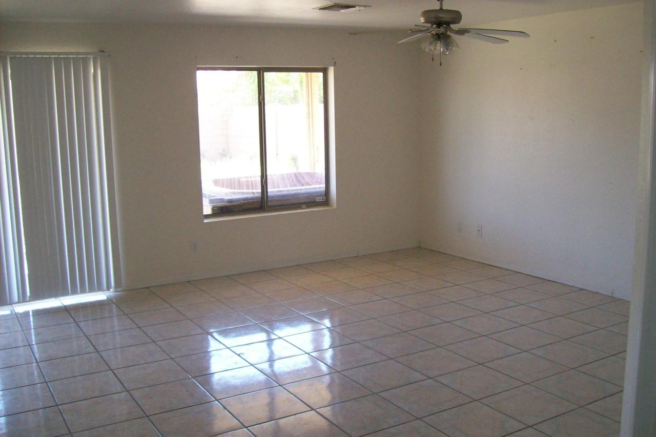 10629 West Alvarado Road Avondale, AZ 85392 - Photo 2 of 10 Great Room