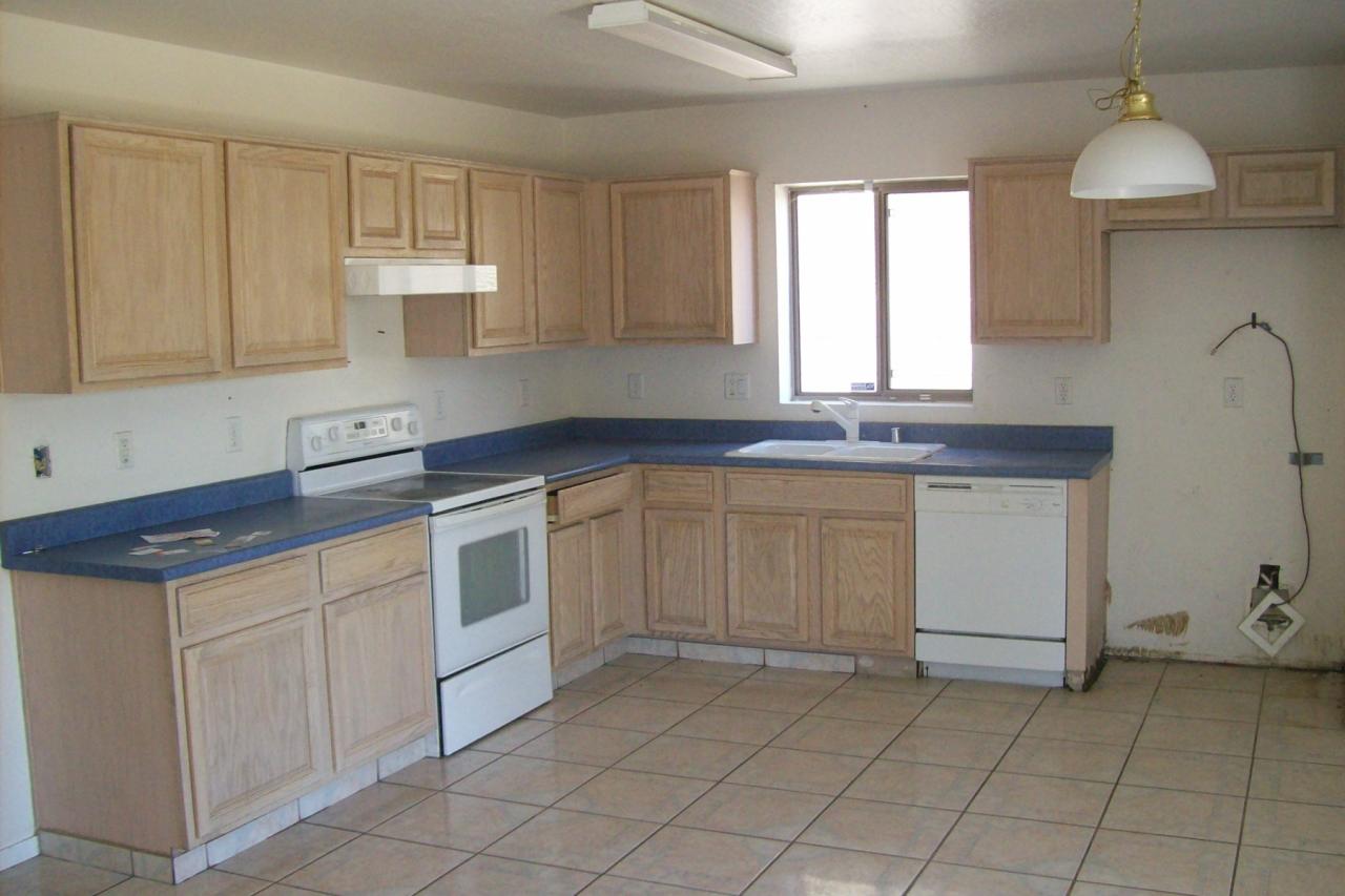 10629 West Alvarado Road Avondale, AZ 85392 - Photo 3 of 10 Kitchen