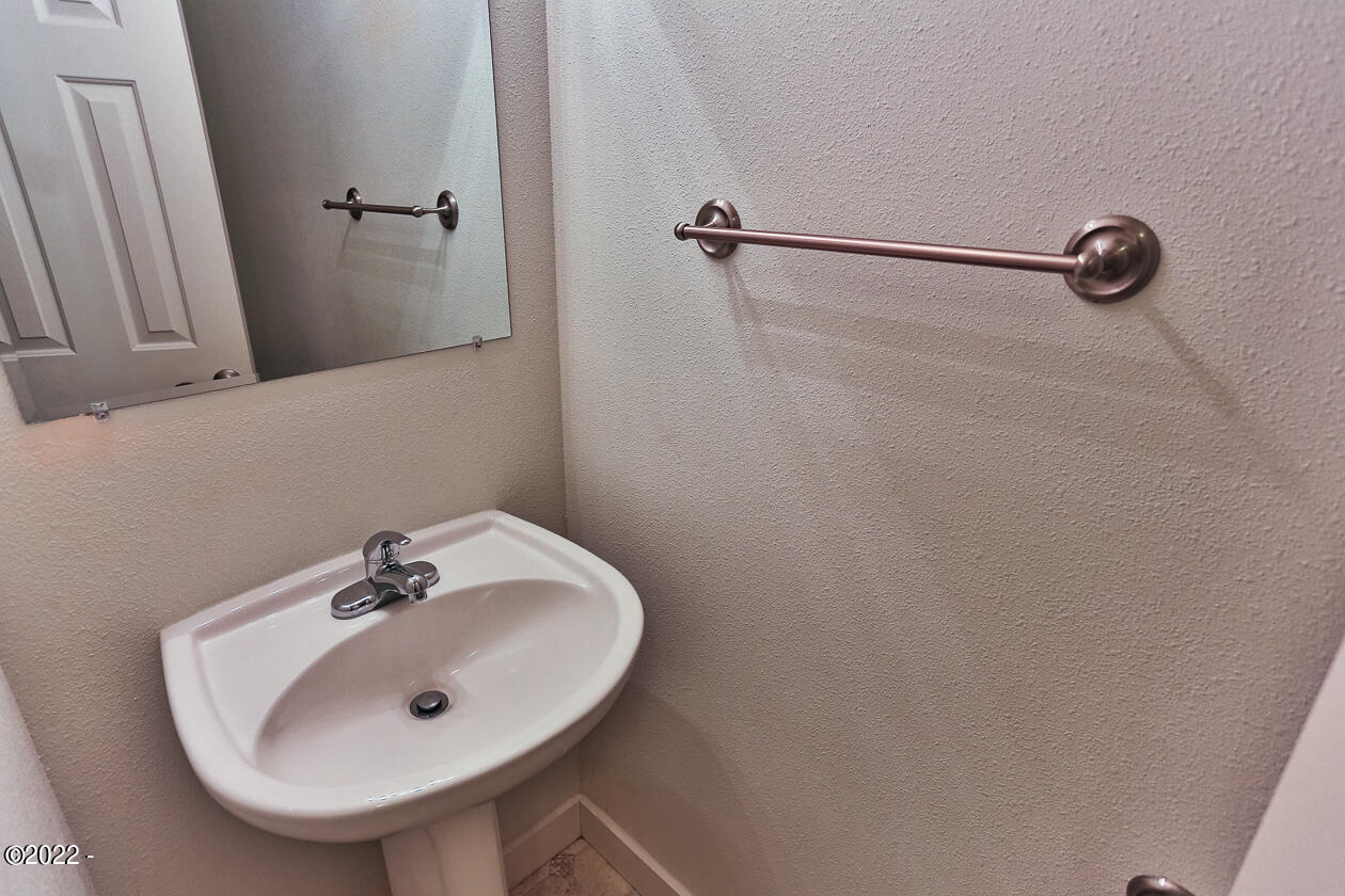 935 Southwest 11th Street Newport, OR 97365 - Photo 23 of 43 half bath