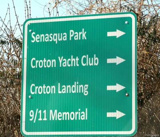 a sign of golf club on a wall