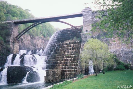 2003 Half Moon Bay Drive, Unit 2003 Croton-on-Hudson, NY 10520 - Photo 29 of 33 a view of balcony with a garden and plants