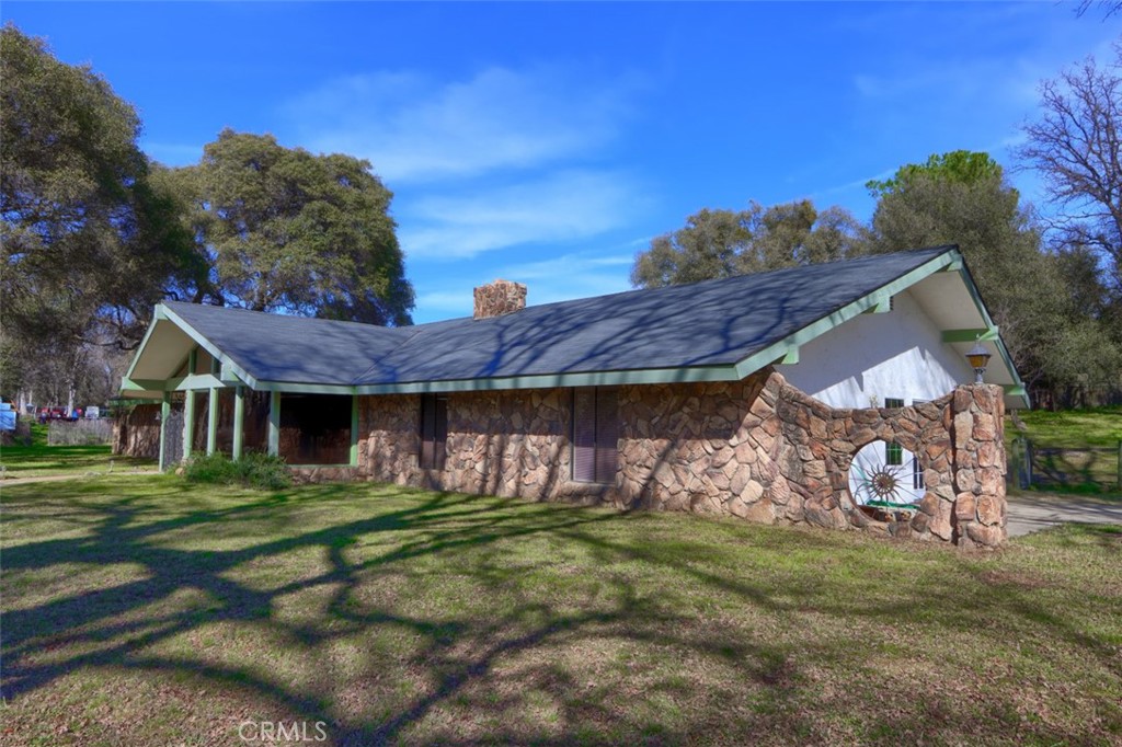 31729 Cherokee Road Coarsegold, CA 93614 - Photo 5 of 68 a front view of a house with garden