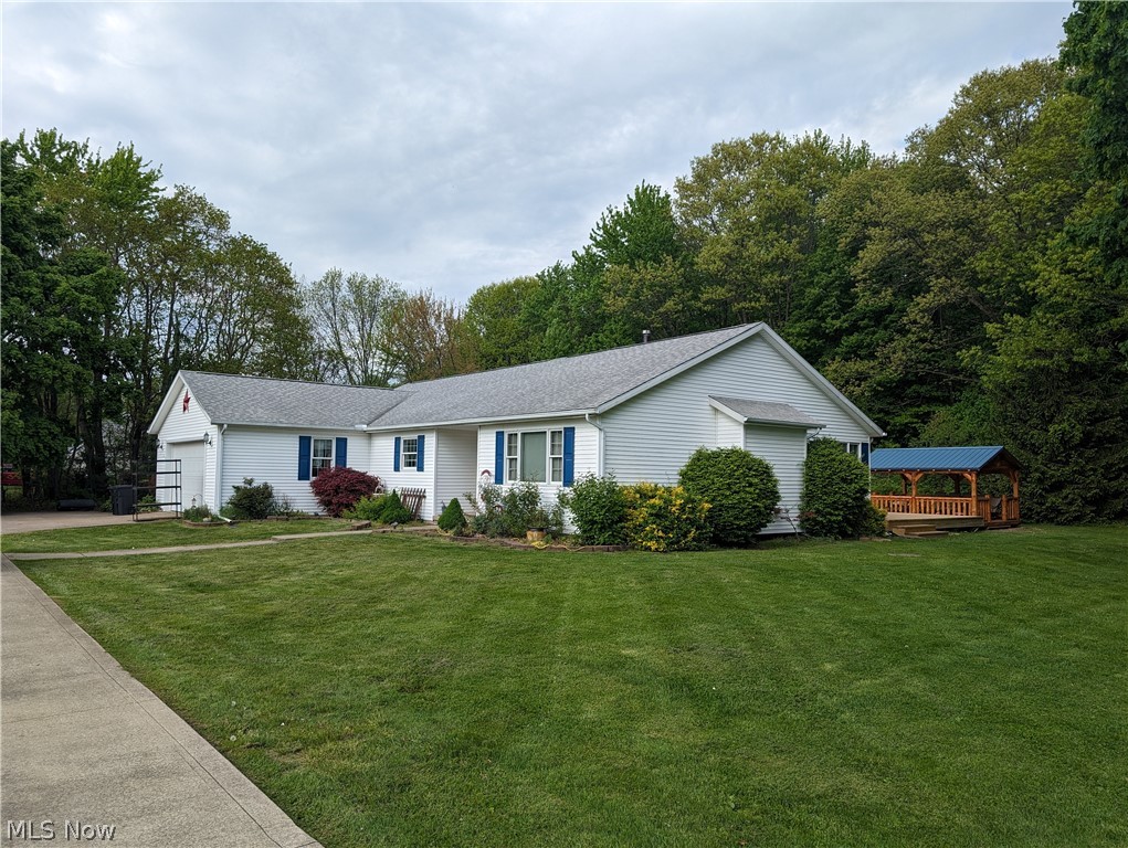 7272 Poore Road Conneaut, OH 44030 - Photo 6 of 26 Ranch-style home with a front yard and a garage
