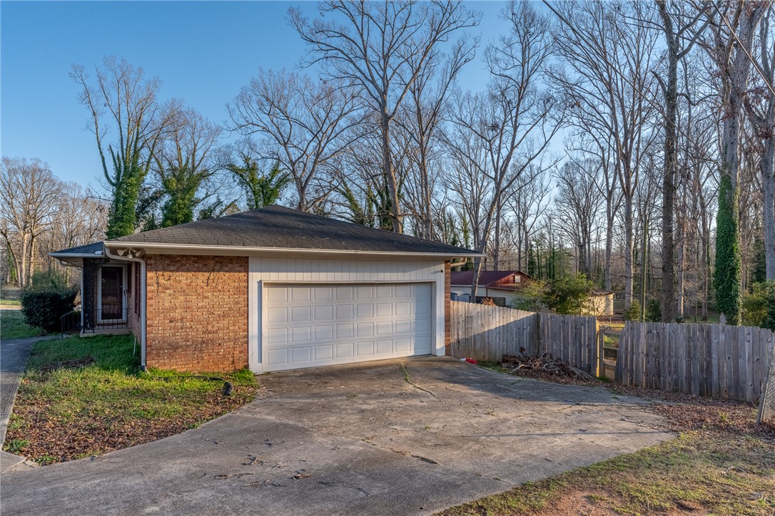 204 Clarke Stream Drive Anderson, SC 29621 - Photo 4 of 23 Gallery Image 4