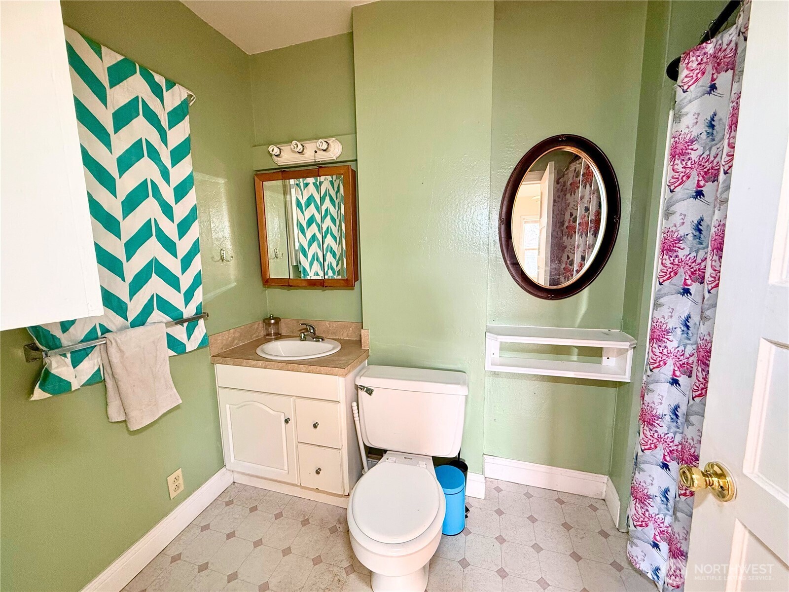 3102 Garfield Street Longview, WA 98632 - Photo 12 of 20 a bathroom with a toilet and a sink