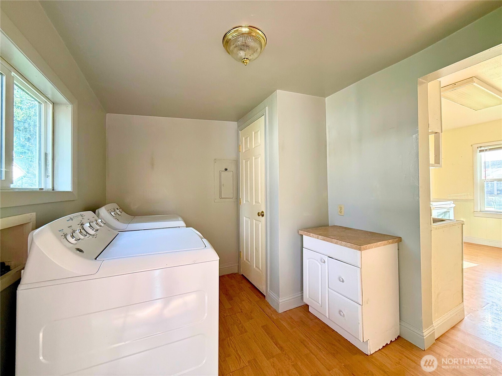 3102 Garfield Street Longview, WA 98632 - Photo 9 of 20 a utility room with dryer and washer