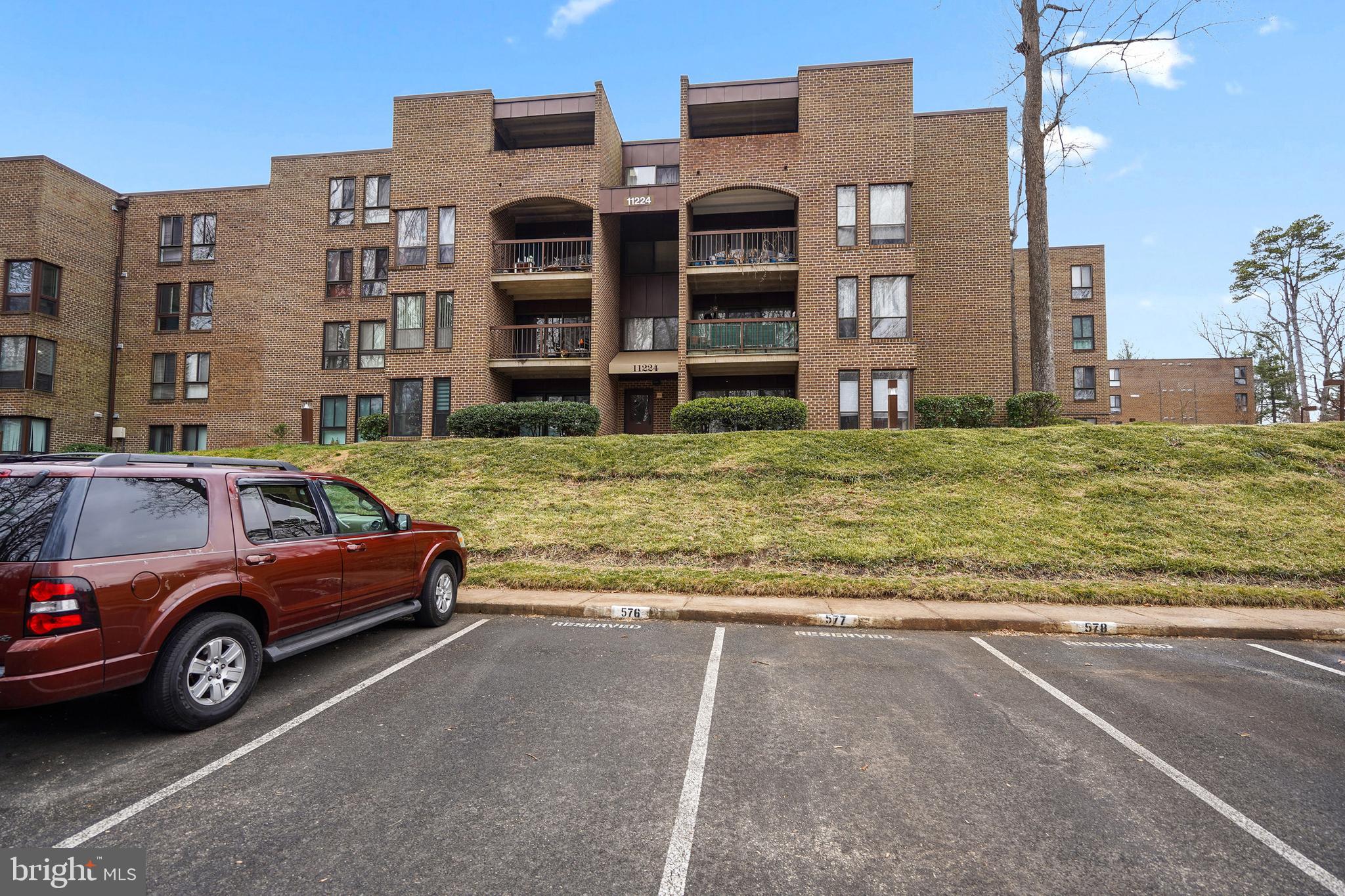 11224 Chestnut Grove Square, Unit 11224327 Reston, VA 20190 - Photo 33 of 37 Gallery Image 33
