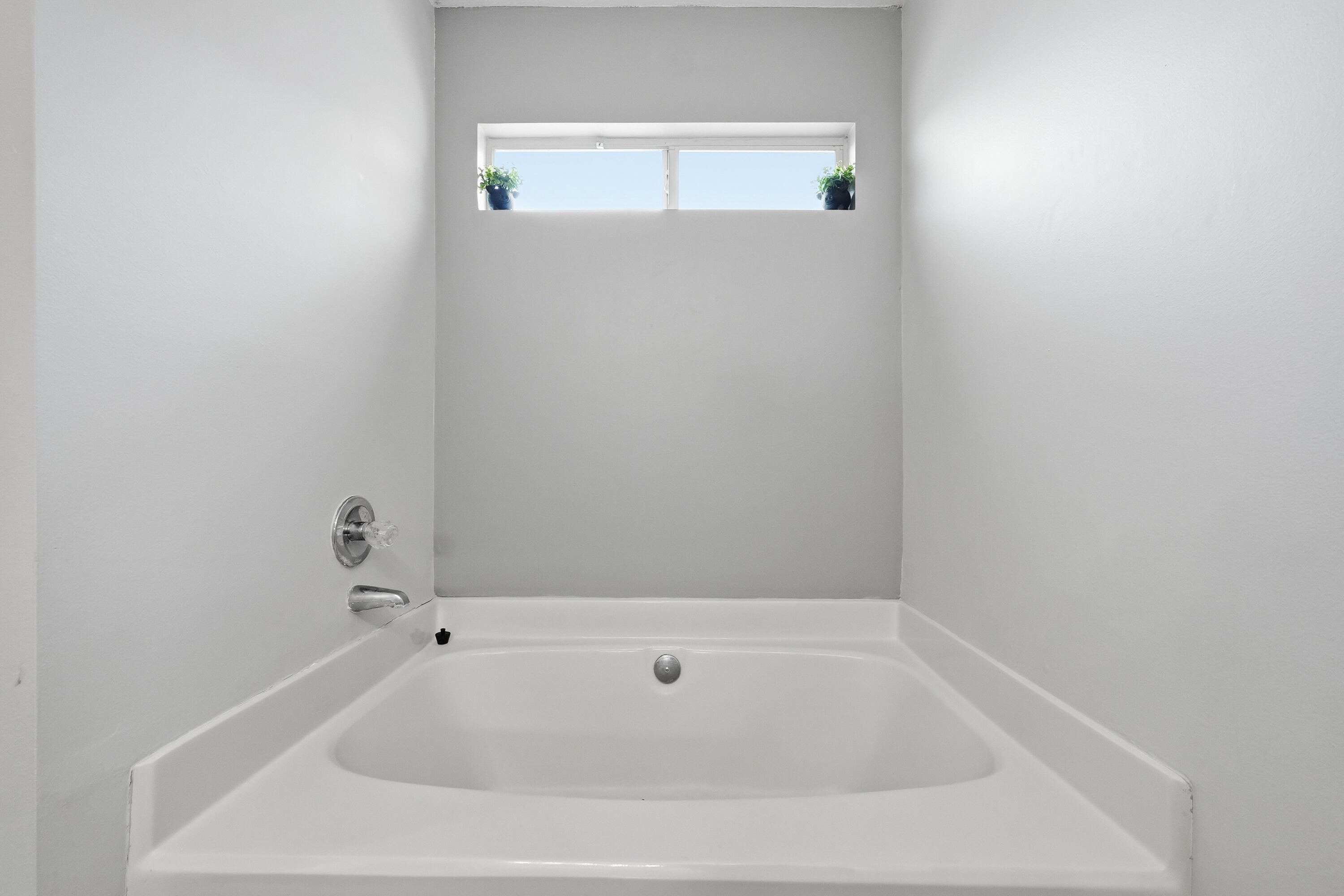 428 Sandy Ridge Circle Mary Esther, FL 32569 - Photo 17 of 44 a bathroom with a bathtub