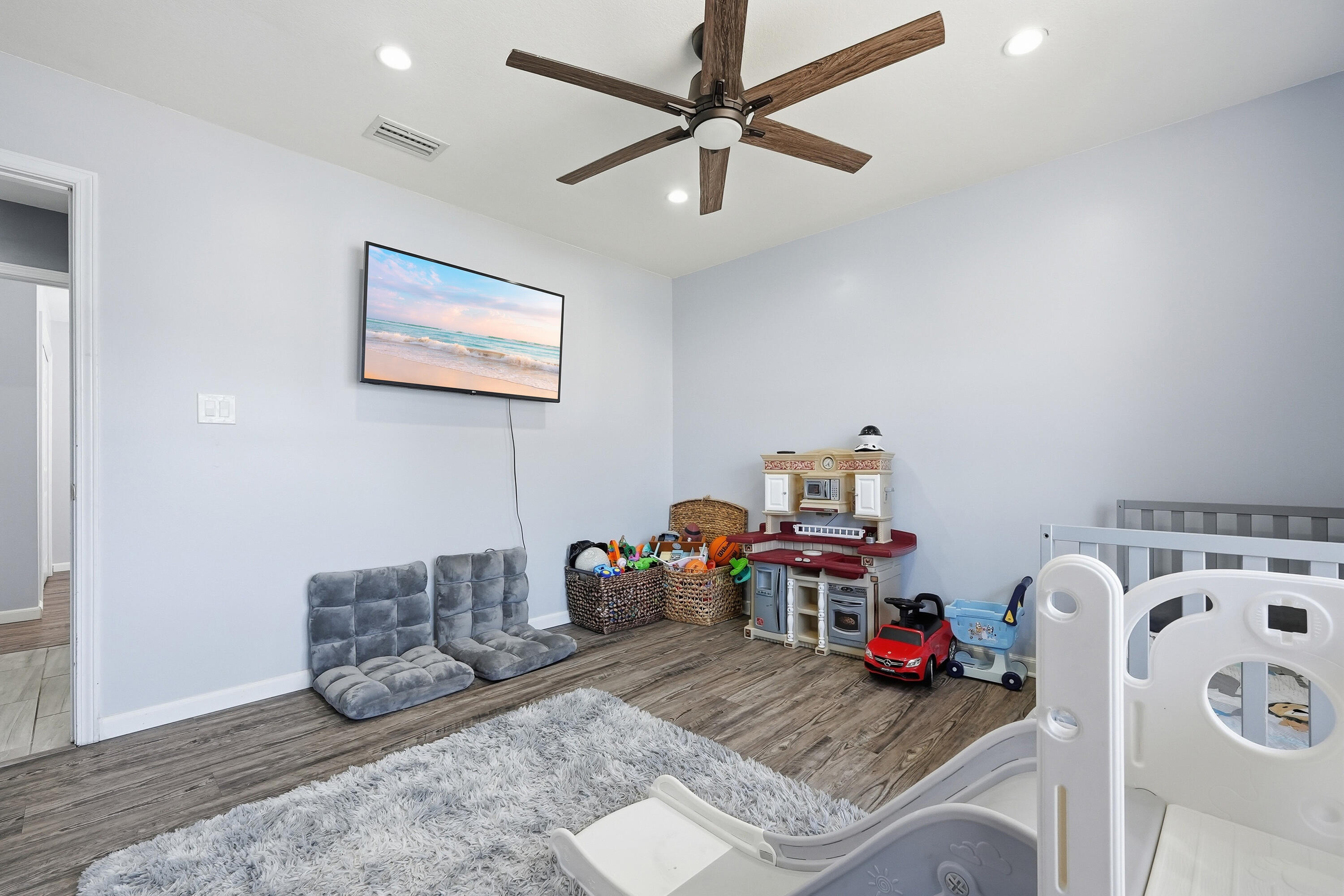428 Sandy Ridge Circle Mary Esther, FL 32569 - Photo 21 of 44 a living room with furniture and a flat screen tv