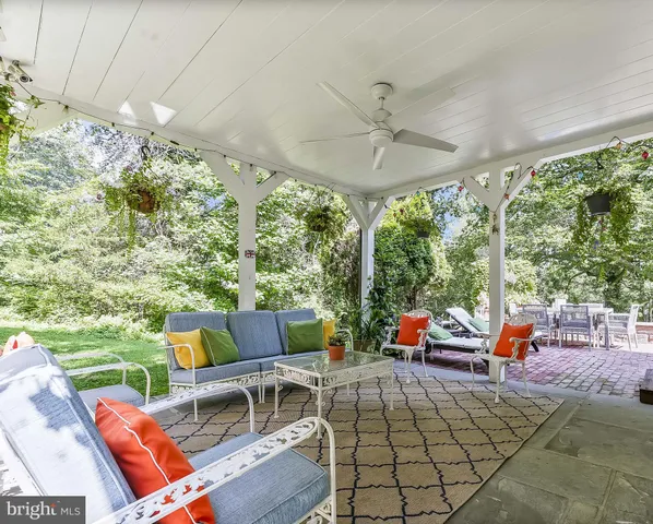 a view of front of a house with a yard
