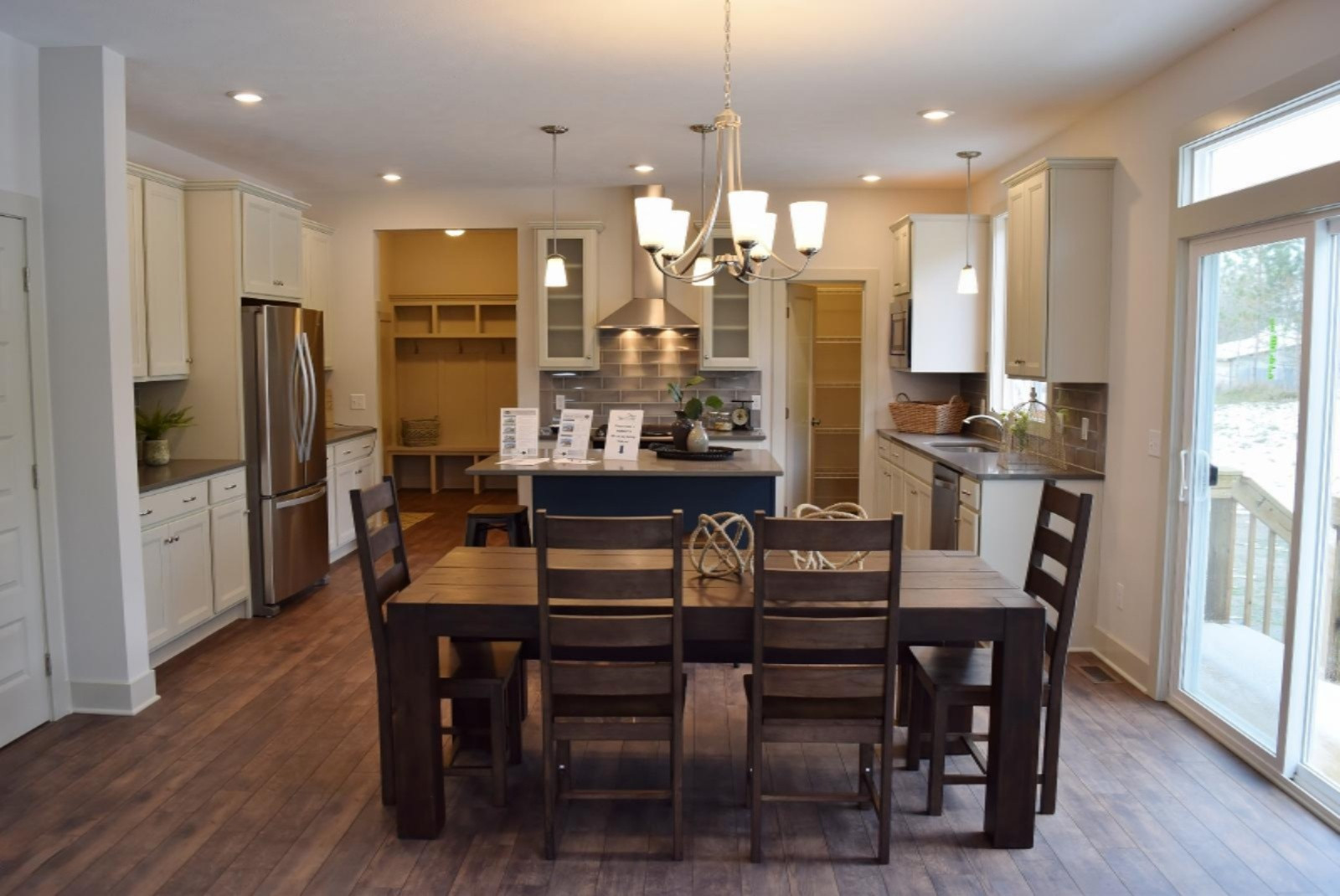2085 Eastview Drive Jenison, MI 49428 - Photo 2 of 13 Eating Area and kitchen