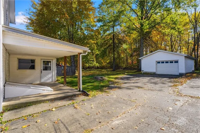a view of a house with backyard and tree