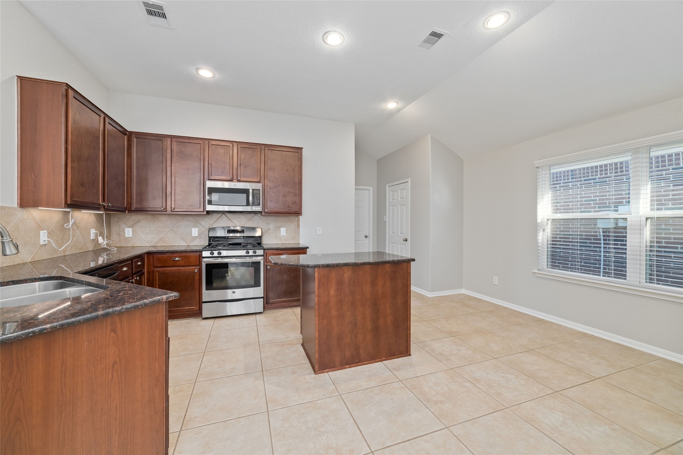 4922 Gingham Check Court Katy, TX 77449 - Photo 8 of 23