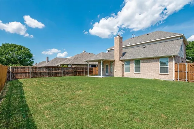 a view of a house with a backyard