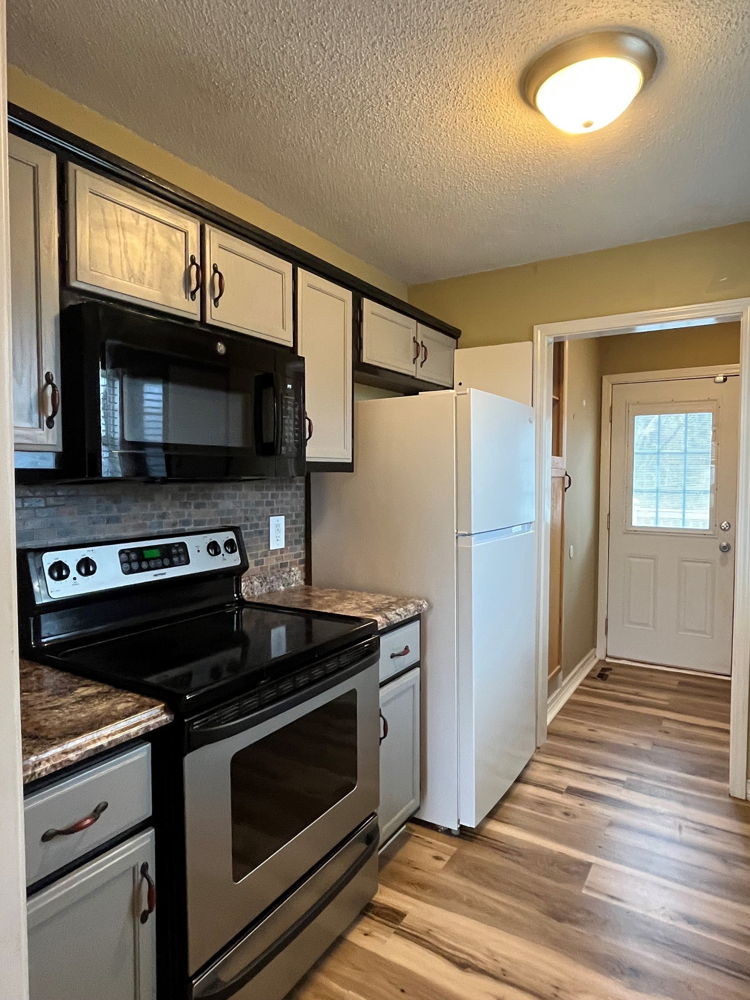 404 Sideline Drive Oak Grove, KY 42262 - Photo 4 of 14 a kitchen with stainless steel appliances granite countertop a stove and a refrigerator