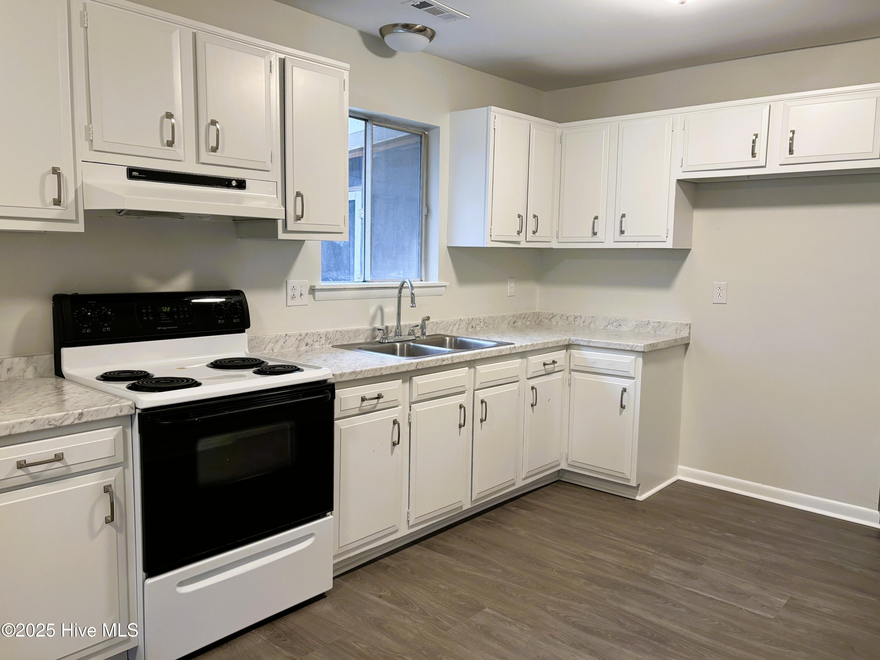 2805 Country Club Road Jacksonville, NC 28546 - Photo 2 of 10 Kitchen