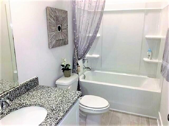 2860 Patriots Rdg Drive Crestview, FL 32539 - Photo 20 of 28 a bathroom with a granite countertop toilet sink and bathtub