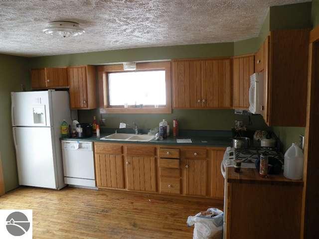 1204 East Pine View Suttons Bay, MI 49682 - Photo 6 of 7 1726582-5.JPG