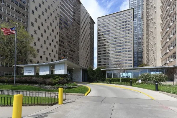 $1,995 | 3950 North Lake Shore Drive, Unit 1222, Chicago, IL 60613
