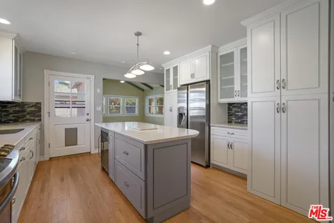 $5,700 | 7432 Westlawn Avenue, Los Angeles, CA 90045