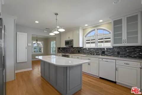 $5,700 | 7432 Westlawn Avenue, Los Angeles, CA 90045