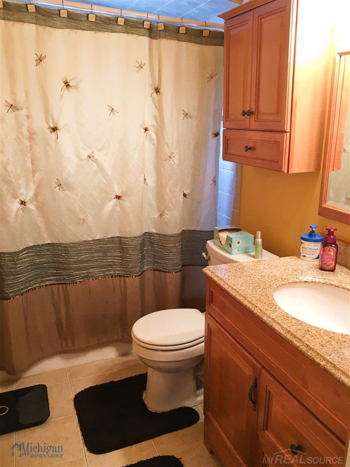 21753 David Eastpointe, MI 48021 - Photo 15 of 27 31315449-14.JPG