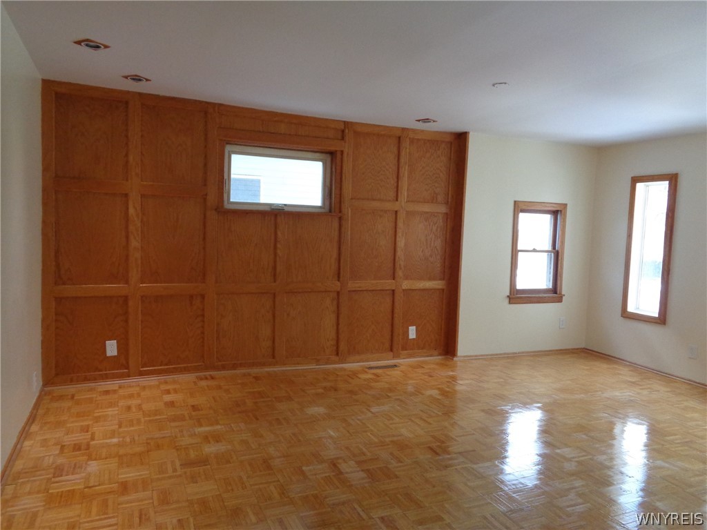 31 Riverside Avenue Buffalo, NY 14207 - Photo 7 of 46 Lower living room