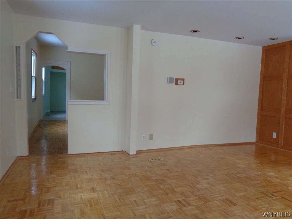 31 Riverside Avenue Buffalo, NY 14207 - Photo 10 of 46 living room