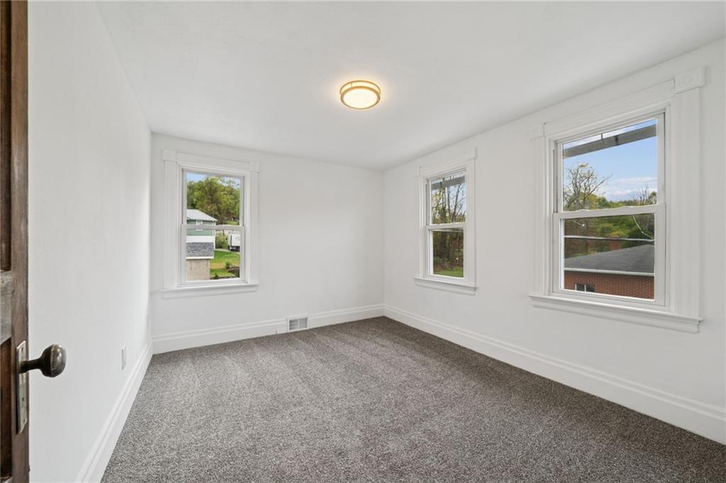 124 Oak Street Yukon, PA 15698 - Photo 29 of 35 an empty room with windows
