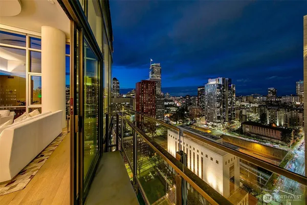$1,798,000 | 909 5th Avenue, Unit PH3, Seattle, WA 98164