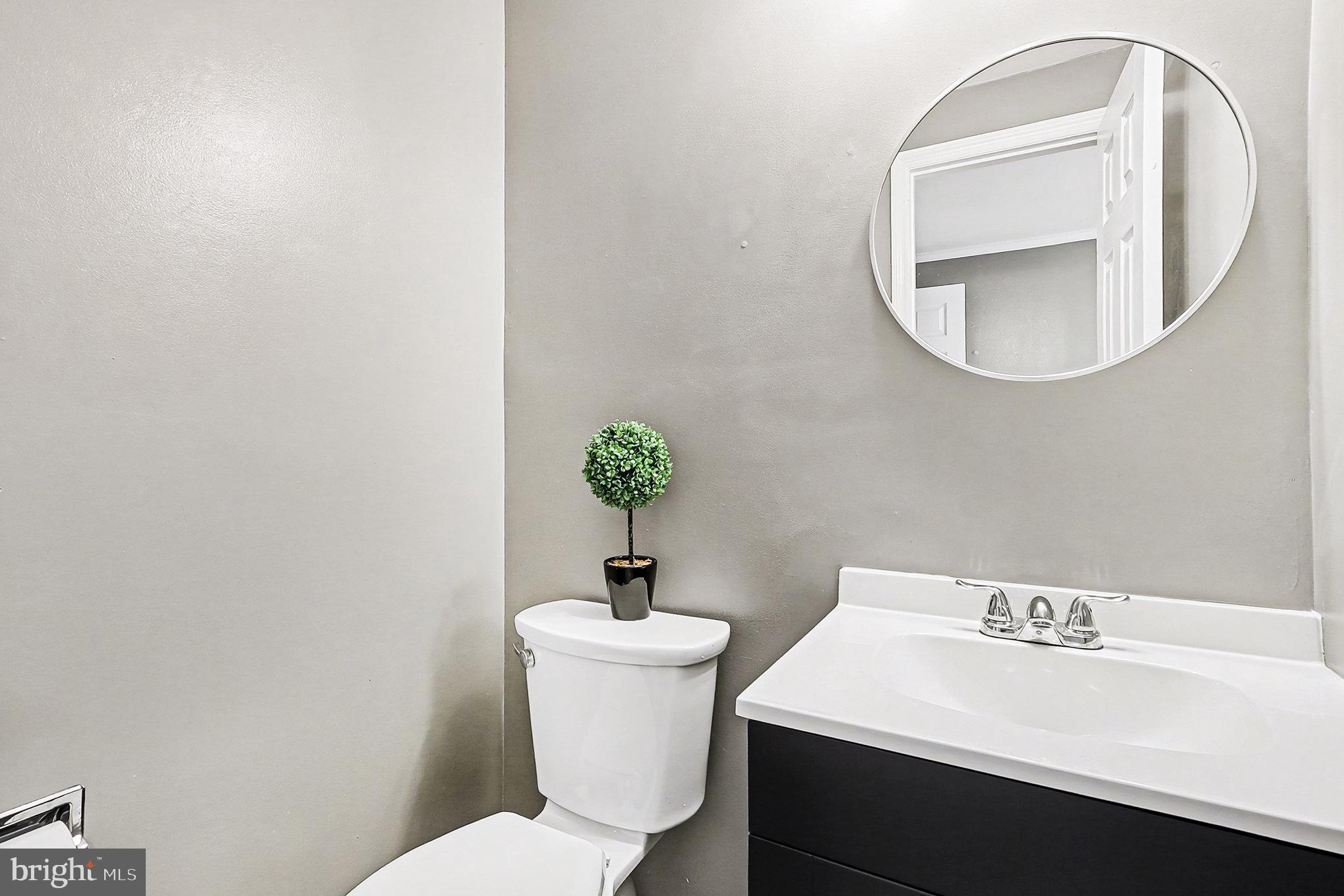 122 East Glebe Road Alexandria, VA 22305 - Photo 11 of 30 Main level half Bathroom