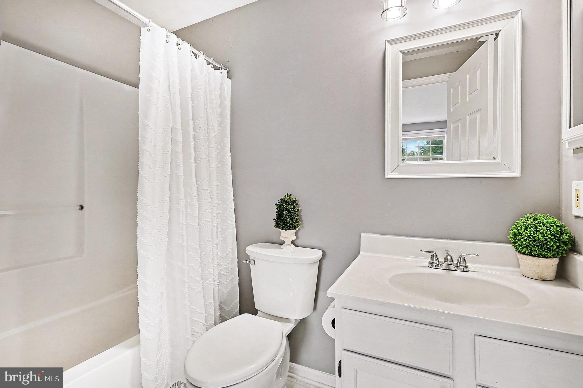 122 East Glebe Road Alexandria, VA 22305 - Photo 14 of 30 Bedroom 1 full Bathroom