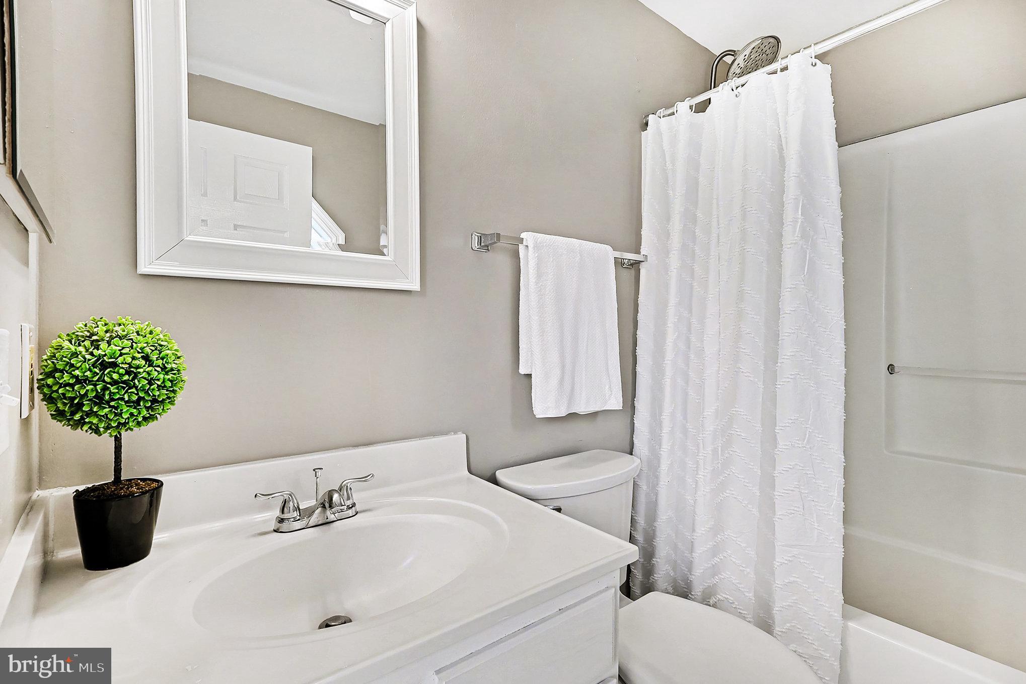 122 East Glebe Road Alexandria, VA 22305 - Photo 17 of 30 Bedroom 2 full Bathroom